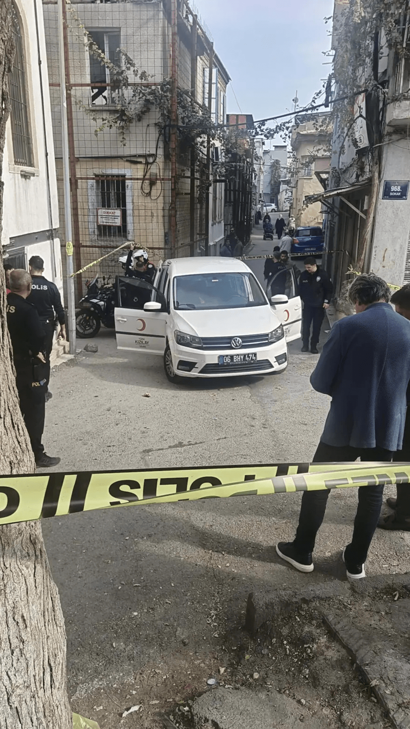 İzmir'de yemek dağıtan Kızılay çalışanı vuruldu - Resim : 1