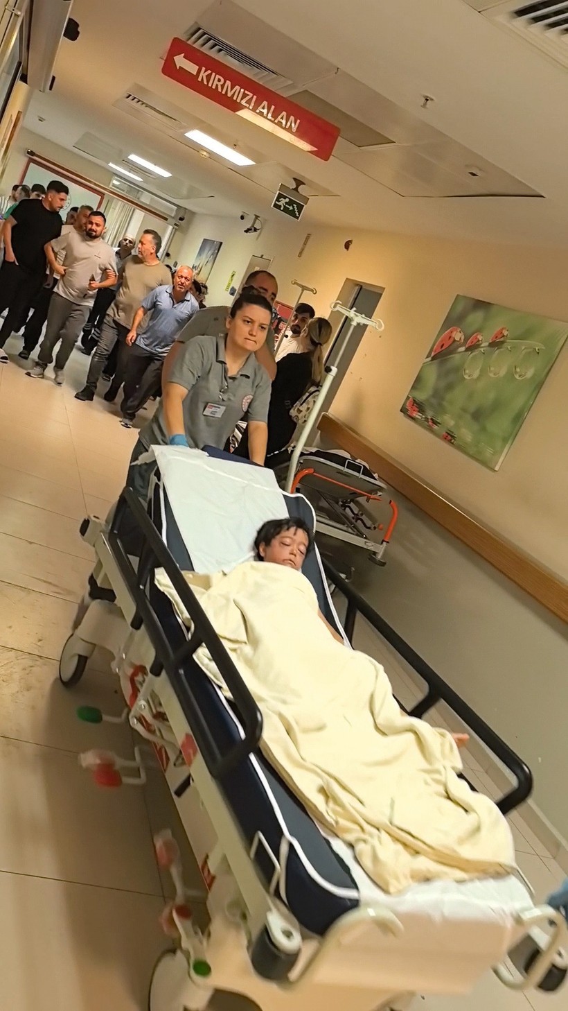 Bursa'da otomobil çocuğun üzerinden geçti! Kaza anı kamerada - Resim : 3