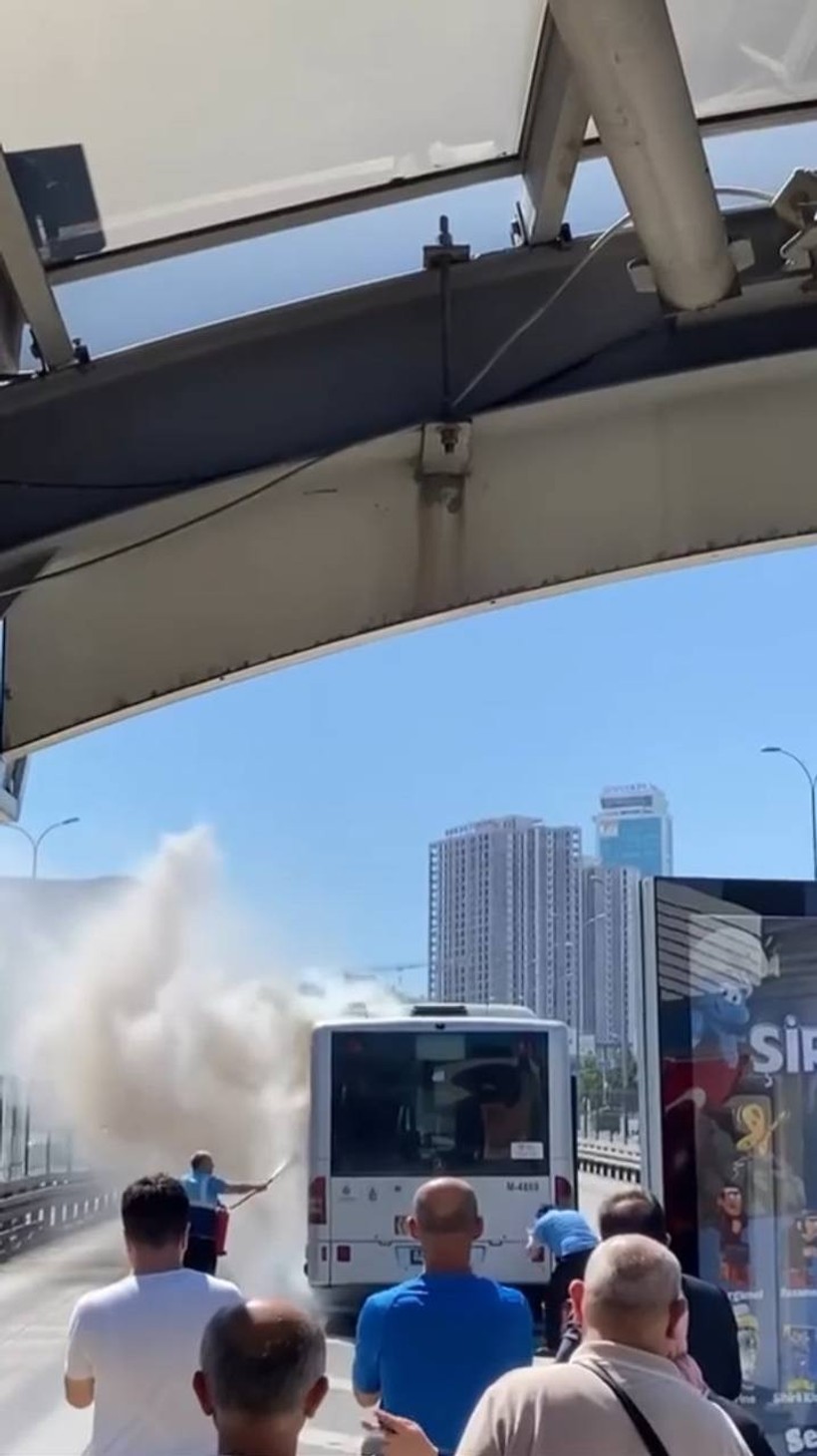 Beylikdüzü’nde metrobüsün motor kısmında çıkan yangın söndürüldü - Resim : 1
