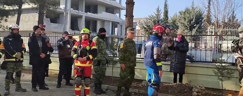 Enkaz altında kalan Meksikalı arama kurtarma köpeği törenle uğurlandı - Resim: 3