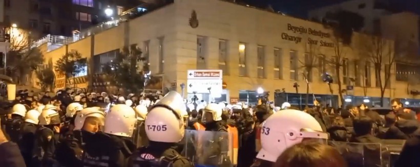 Taksim'e yürümek isteyen kadınlara polis müdahale etti - Resim: 9