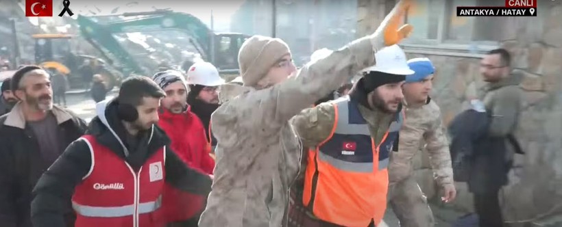 Son Dakika! Yeni günde enkazdan kurtarılan canlar umudu artırdı! 30. saatte bulunanlar, asker abileriyle konuşan çocuklar, uykusundan uyanan minik: Ne oluyor ya - Resim: 5