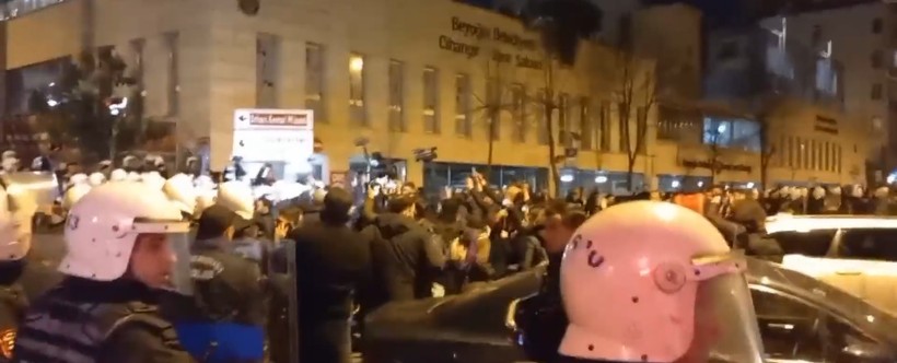 Taksim'e yürümek isteyen kadınlara polis müdahale etti - Resim: 8