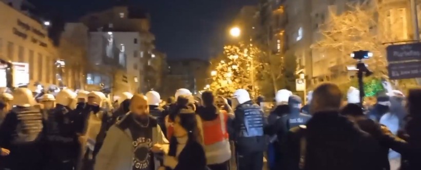 Taksim'e yürümek isteyen kadınlara polis müdahale etti - Resim: 10