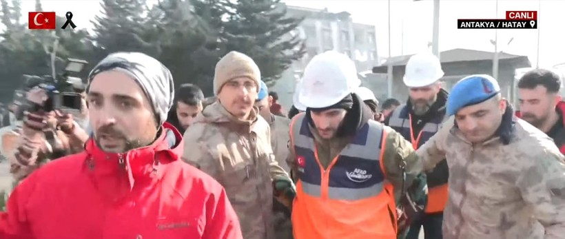 Son Dakika! Yeni günde enkazdan kurtarılan canlar umudu artırdı! 30. saatte bulunanlar, asker abileriyle konuşan çocuklar, uykusundan uyanan minik: Ne oluyor ya - Resim: 6