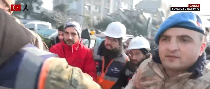 Son Dakika! Yeni günde enkazdan kurtarılan canlar umudu artırdı! 30. saatte bulunanlar, asker abileriyle konuşan çocuklar, uykusundan uyanan minik: Ne oluyor ya - Resim: 4