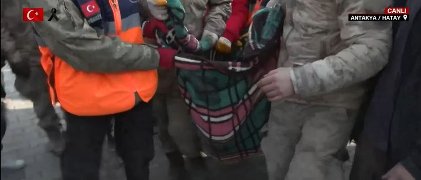 Son Dakika! Yeni günde enkazdan kurtarılan canlar umudu artırdı! 30. saatte bulunanlar, asker abileriyle konuşan çocuklar, uykusundan uyanan minik: Ne oluyor ya - Resim: 3