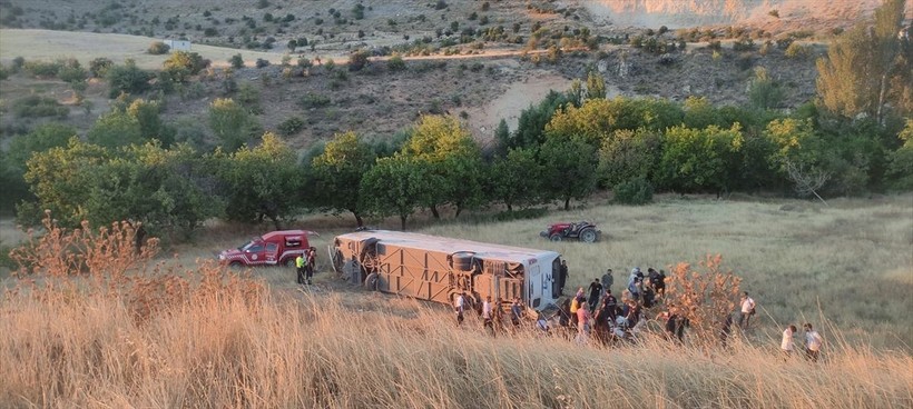 Malatya'da yolcu otobüsü şarampole devrildi: 22 yaralı - Resim: 5