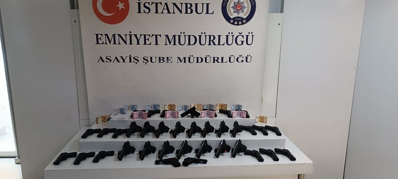İstanbul'da film gibi operasyon! Otomobilin önünü keserek 1,5 milyon Euro gasbeden çete yakalandı - Resim: 14