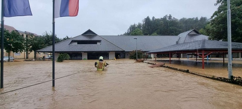 Slovenya'daki yaşanan sel afetinde bir kişi hayatını kaybetti - Resim: 13