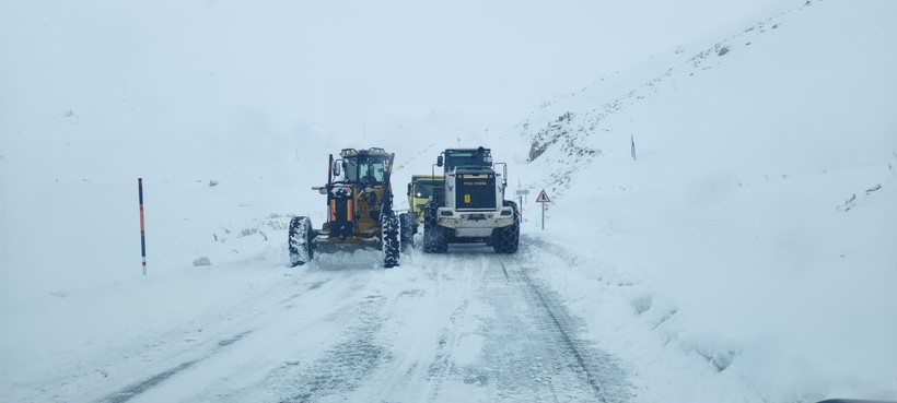 Doğu'da etkili olan yoğun kar nedeniyle 1024 yerleşim yerinin yolu ulaşıma kapandı - Resim: 11