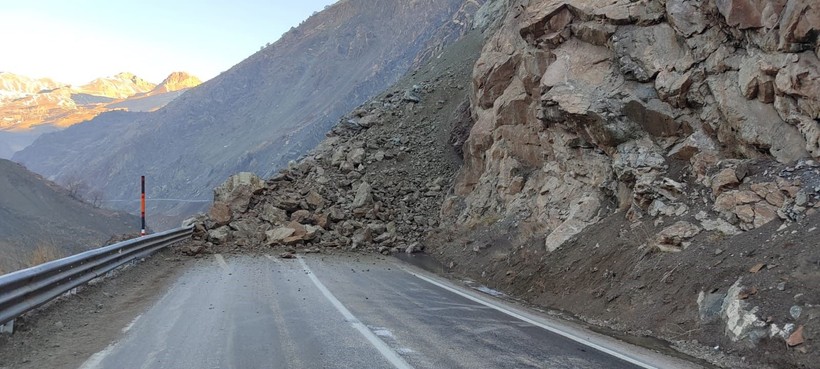 Gece saatlerinde Yüksekova'da heyelan! Yaralanan 3 kişi hastanelere kaldırıldı - Resim: 2