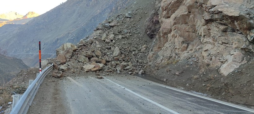 Gece saatlerinde Yüksekova'da heyelan! Yaralanan 3 kişi hastanelere kaldırıldı - Resim: 6
