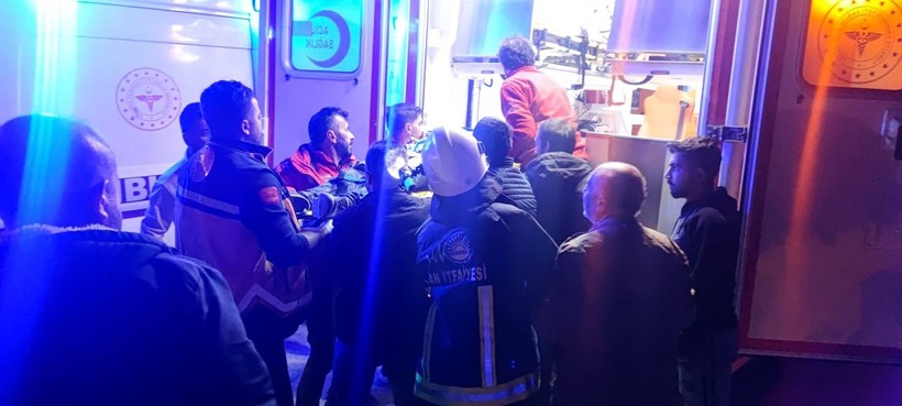 Köpeğe çarpmamak için kaza yaptı: 8 kişi yaralandı - Resim: 1