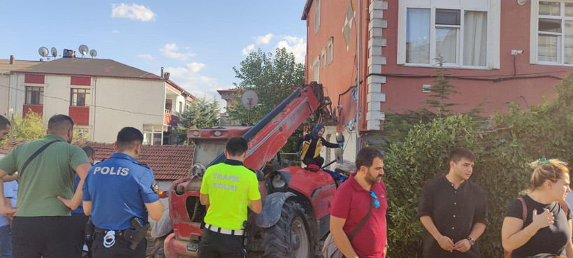 Freni boşalan iş makinesi önce 2 otomobile, ardından binaya çarptı: 4 yaralı - Resim : 1