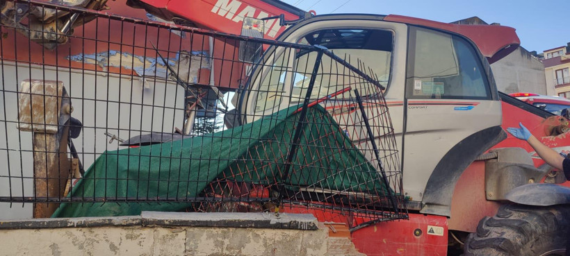 Freni boşalan iş makinesi önce 2 otomobile, ardından binaya çarptı: 4 yaralı - Resim : 2