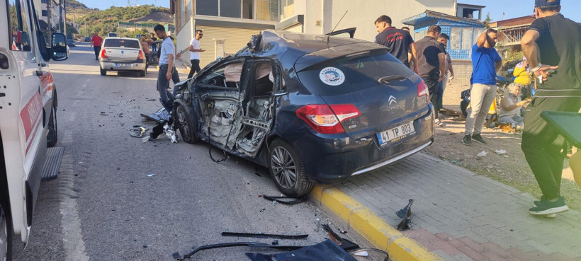 Freni boşalan iş makinesi önce 2 otomobile, ardından binaya çarptı: 4 yaralı - Resim : 3