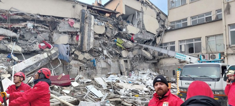 Son dakika deprem haberleri... Hatay Büyükşehir Belediye Başkanı Lütfü Savaş: Çok büyük bir felaket yerel imkanlarla çözemeyeceğimiz - Resim: 3