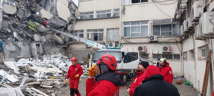 Son dakika deprem haberleri... Hatay Büyükşehir Belediye Başkanı Lütfü Savaş: Çok büyük bir felaket yerel imkanlarla çözemeyeceğimiz - Resim: 4