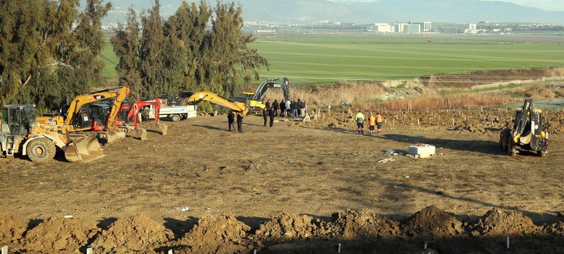 Hatay'ın Antakya ilçesinde deprem mezarlığı oluşturuldu: Cenazeler numaralandırılarak defnediliyor - Resim: 6