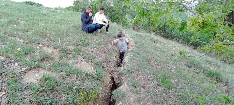 Tokat'ta deprem sonrası insan boyunda çatlaklar oluştu - Resim: 6