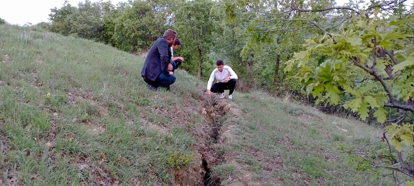 Tokat'ta deprem sonrası insan boyunda çatlaklar oluştu - Resim: 3