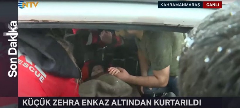 Son dakika deprem haberleri... Küçük Zehra enkaz altından kurtarıldı! O anlar canlı yayına yansıdı - Resim: 10