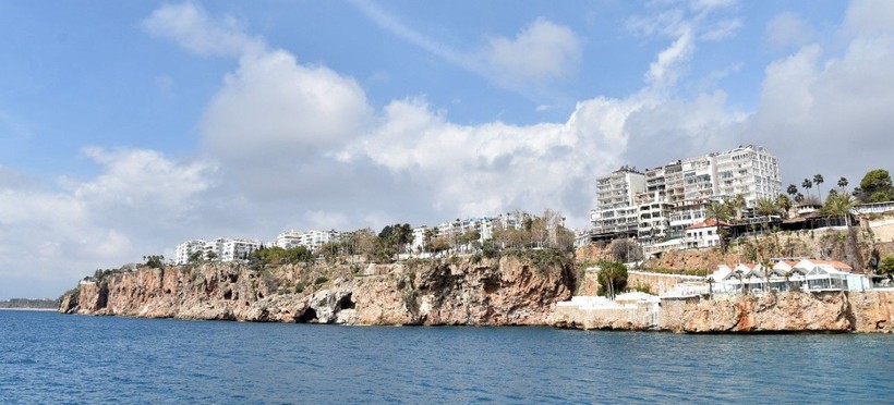 Görüntüler dehşete düşürdü: Antalya'da falezlerin yarıklar oluşturduğu kaya üzerinde ev! - Resim: 14
