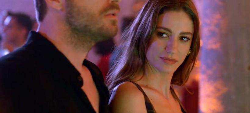 Aile dizisinin Devin'i Serenay Sarıkaya'nın 'Yaramızda Kalsın' şarkısını söylediği anlar yıktı geçti! Sosyal medyada gündem oldu: Serenay bu dünyaya vip gelmiş - Resim: 12