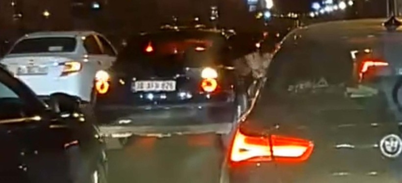 E-5'te korku dolu anlar! Korsan taksici kadını araçtan yola attı - Resim: 3