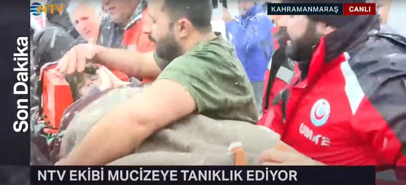 Son dakika deprem haberleri... Küçük Zehra enkaz altından kurtarıldı! O anlar canlı yayına yansıdı - Resim: 6