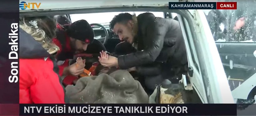Son dakika deprem haberleri... Küçük Zehra enkaz altından kurtarıldı! O anlar canlı yayına yansıdı - Resim: 8