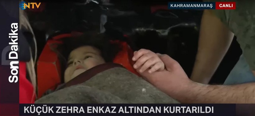 Son dakika deprem haberleri... Küçük Zehra enkaz altından kurtarıldı! O anlar canlı yayına yansıdı - Resim: 11