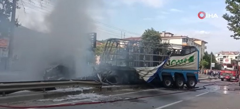 Sakarya'da faciadan dönüldü: D-650’de tır bomba gibi patladı