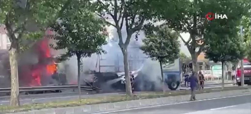 Sakarya'da faciadan dönüldü: D-650’de tır bomba gibi patladı