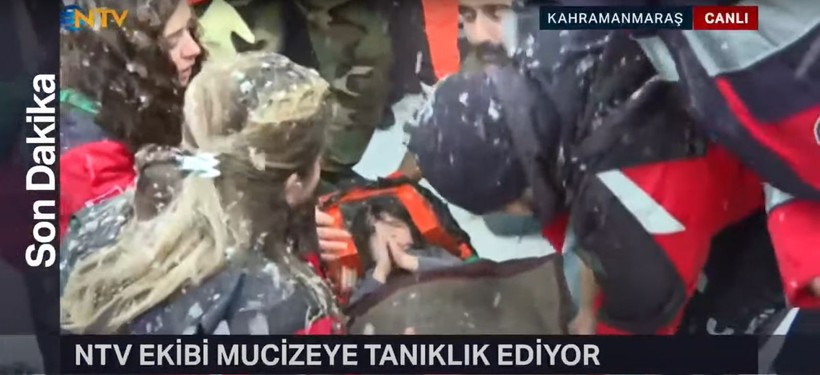 Son dakika deprem haberleri... Küçük Zehra enkaz altından kurtarıldı! O anlar canlı yayına yansıdı - Resim: 5