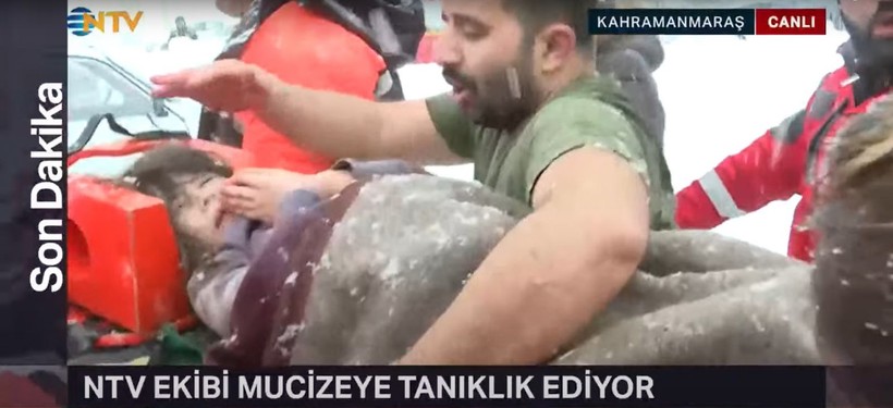Son dakika deprem haberleri... Küçük Zehra enkaz altından kurtarıldı! O anlar canlı yayına yansıdı - Resim: 7