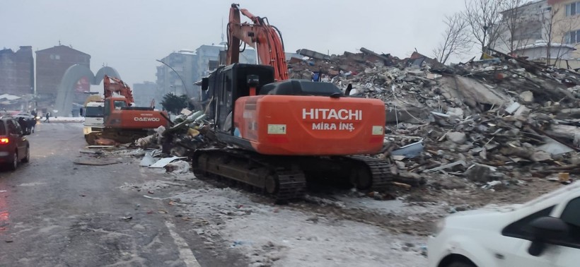 Yardım için geldiği Malatya'da enkaz altında kalan kişi ayağı kesilerek kurtarıldı - Resim: 7