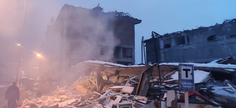 Son Dakika! Yeni günde enkazdan kurtarılan canlar umudu artırdı! 30. saatte bulunanlar, asker abileriyle konuşan çocuklar, uykusundan uyanan minik: Ne oluyor ya - Resim: 18