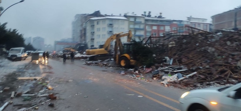Yardım için geldiği Malatya'da enkaz altında kalan kişi ayağı kesilerek kurtarıldı - Resim: 4