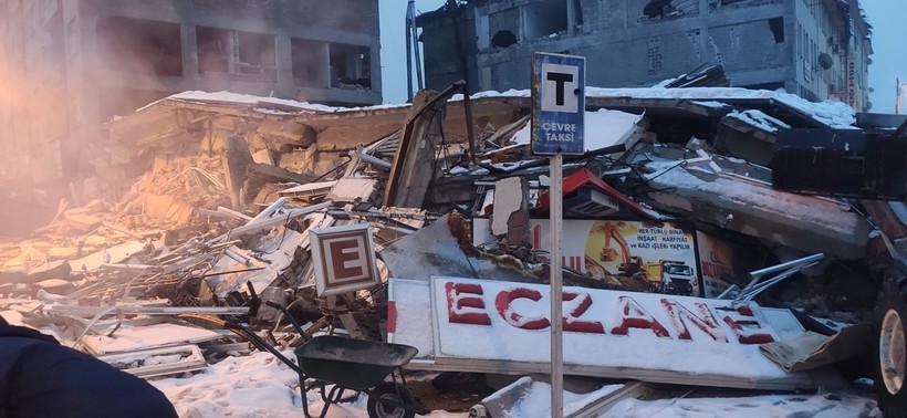 Yardım için geldiği Malatya'da enkaz altında kalan kişi ayağı kesilerek kurtarıldı - Resim: 3