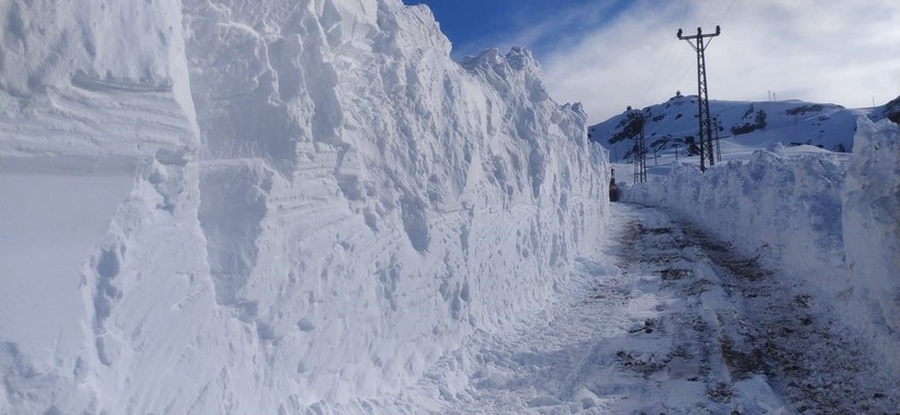 Hakkari Yüksekova'da kar tünelleri 4 metreyi buluyor! - Resim: 7