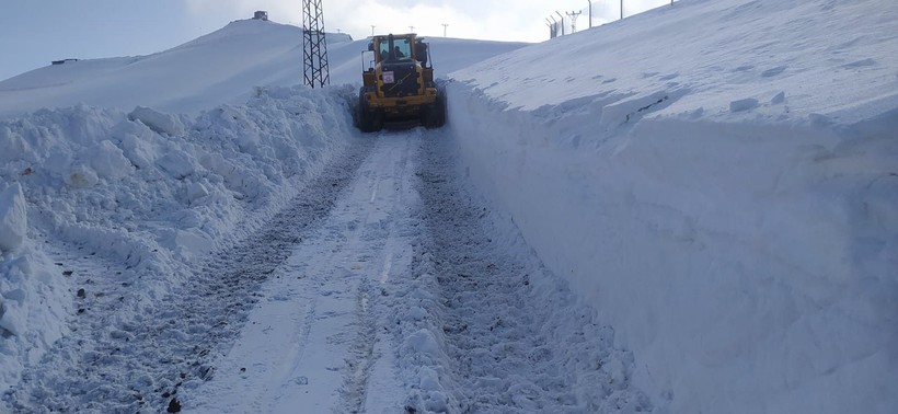 Doğu'da etkili olan yoğun kar nedeniyle 1024 yerleşim yerinin yolu ulaşıma kapandı - Resim: 10