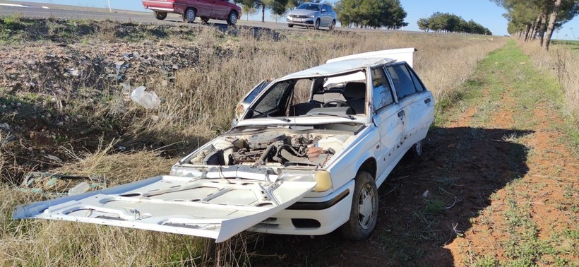 Şanlıurfa’da otomobil devrilmesi sonucu 3 kişi yaralandı - Resim: 4