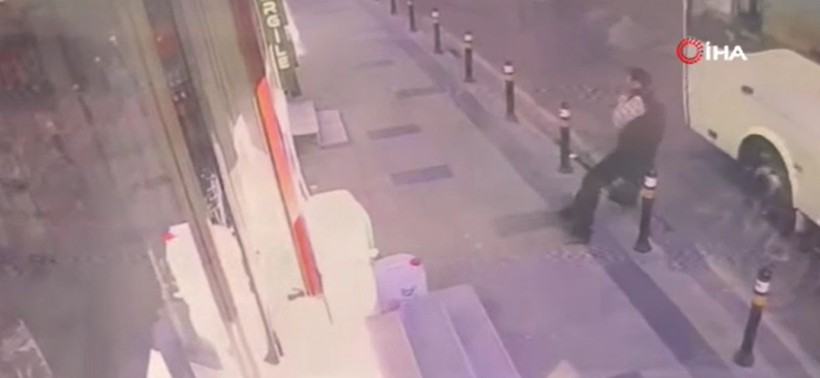 İstanbul'da kan donduran ölüm! Fenalaşıp yola düştü, üzerinden servis geçti: O anlar kamerada - Resim: 4