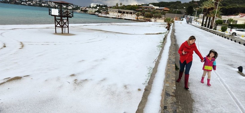 İzmir'in Çeşme ilçesinde Nisan ayında şaşırtan görüntü: Dolunun etkili olduğu yerde plajlar beyaza büründü - Resim: 5
