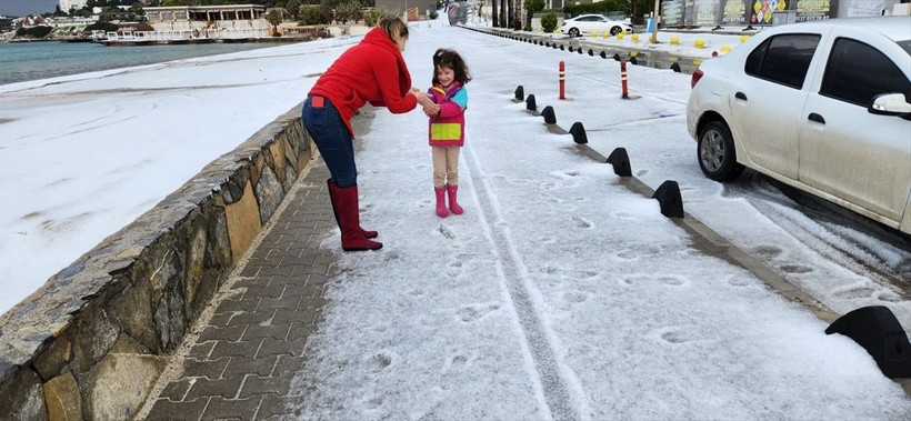 İzmir'in Çeşme ilçesinde Nisan ayında şaşırtan görüntü: Dolunun etkili olduğu yerde plajlar beyaza büründü - Resim: 6