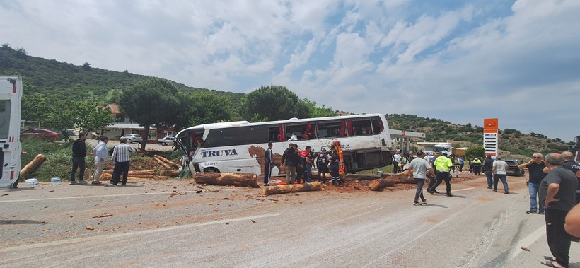 Çanakkale'de yolcu otobüsü tomruk kamyonu otomobil kazaya karıştı: Çok sayıda ölü ve yaralı var - Resim : 2