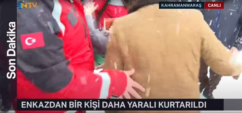 Son dakika deprem haberleri... Küçük Zehra enkaz altından kurtarıldı! O anlar canlı yayına yansıdı - Resim: 2