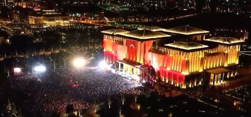 Ezber bozulmadı! Cumhurbaşkanı Recep Tayyip Erdoğan yüzbinlere balkon konuşmasını Külliye'den yaptı - Resim: 3
